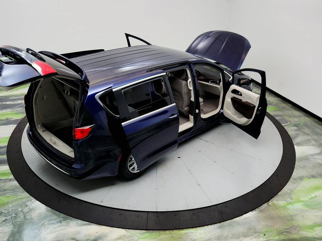 Used 2020 Chrysler Pacifica Touring FWD image 36