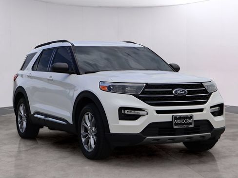 Used 2020 Ford Explorer XLT w/ Equipment Group 202A AWD/4WD image 3