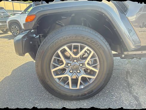 Used 2025 Jeep Wrangler Unlimited Sahara AWD/4WD image 28