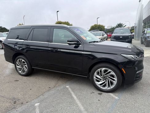 Used 2025 Lincoln Navigator Reserve AWD/4WD image 5