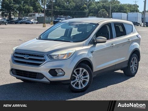 Used 2017 Ford Escape SE image 1