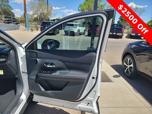 New 2025 Nissan Kicks SR w/ SR Premium Package FWD image 17