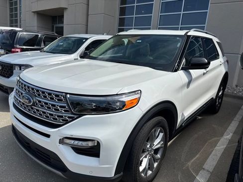 Used 2022 Ford Explorer Limited w/ Equipment Group 301A AWD/4WD image 2