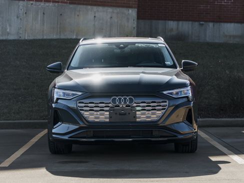 Certified 2024 Audi Q8 e-tron Premium Plus image 31