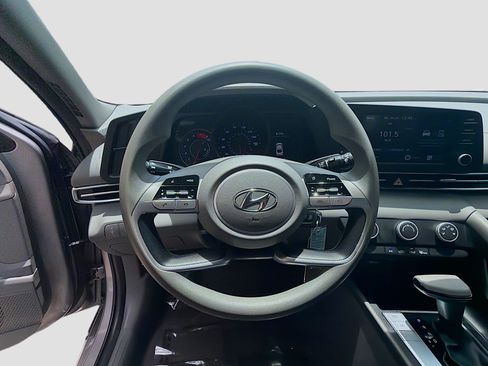 Used 2021 Hyundai Elantra SE FWD image 10