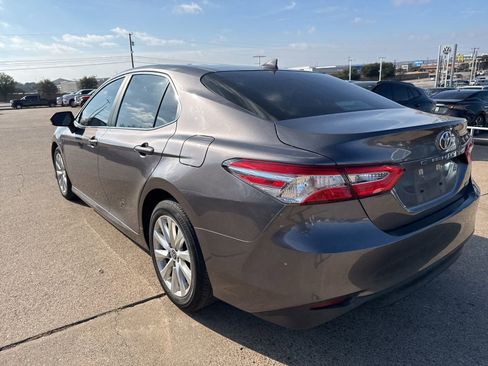 Used 2020 Toyota Camry LE image 5