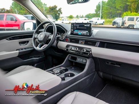 Used 2023 Honda Pilot Touring image 11