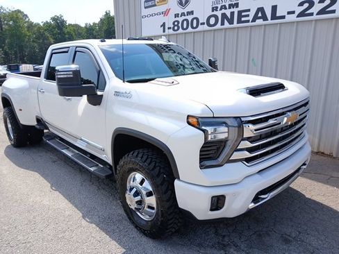 Used 2025 Chevrolet Silverado 3500 High Country w/ Technology Package AWD/4WD image 2