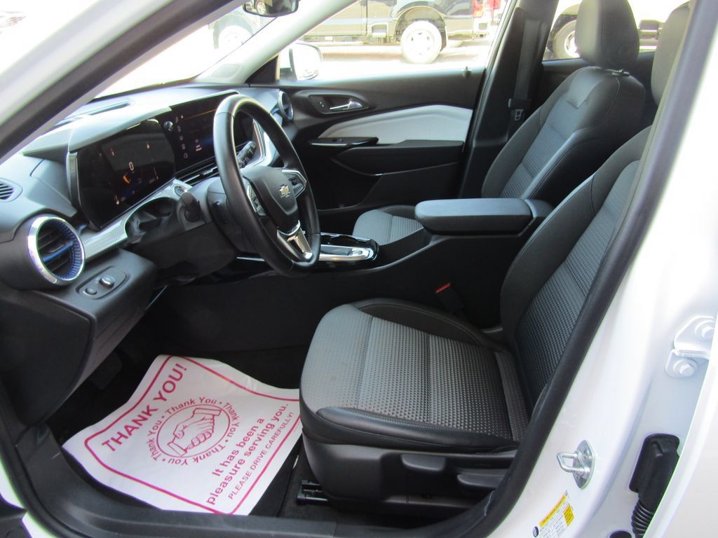 Used 2025 Chevrolet Trax LT w/ LT Convenience Package FWD image 20