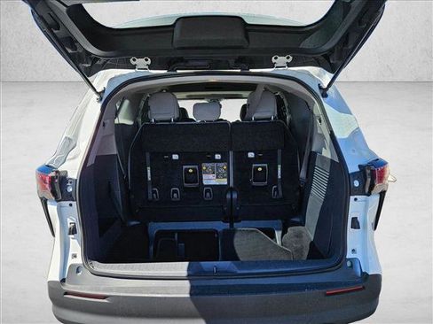 Used 2024 Toyota Sienna LE w/ LE Plus Package image 6