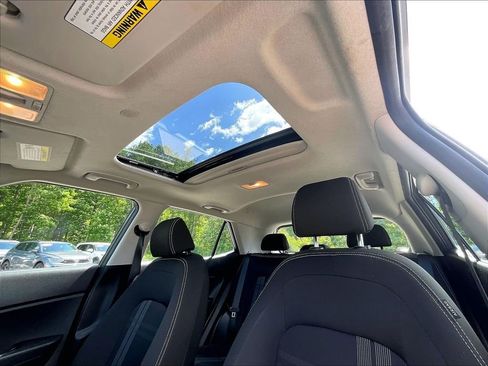 Used 2024 Hyundai Venue SEL FWD image 7