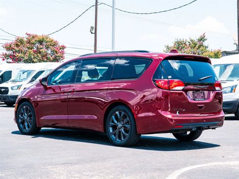 Used 2019 Chrysler Pacifica Touring-L FWD image 5