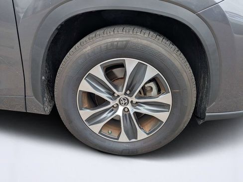Used 2022 Toyota Highlander XLE FWD image 11