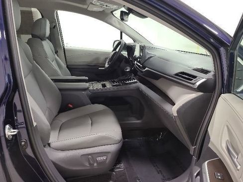 Certified 2021 Toyota Sienna XLE FWD image 12
