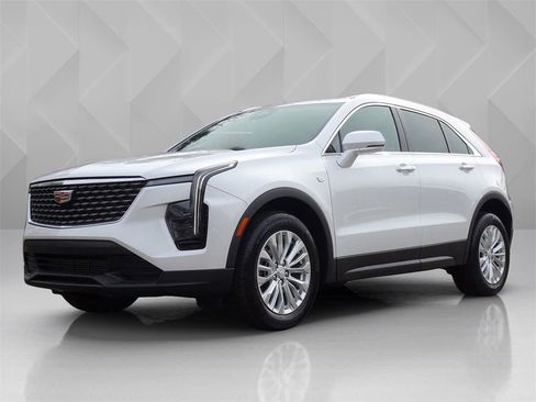 Certified 2024 Cadillac XT4 Luxury w/ Cold Weather Package image 1