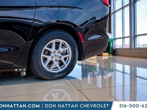 Used 2024 Chrysler Pacifica Touring-L FWD image 43