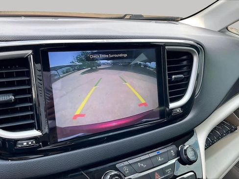 Used 2022 Chrysler Pacifica Touring-L FWD image 26