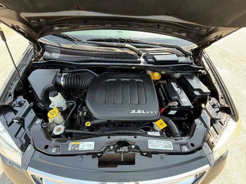 Used 2016 Chrysler Town & Country Limited FWD image 4