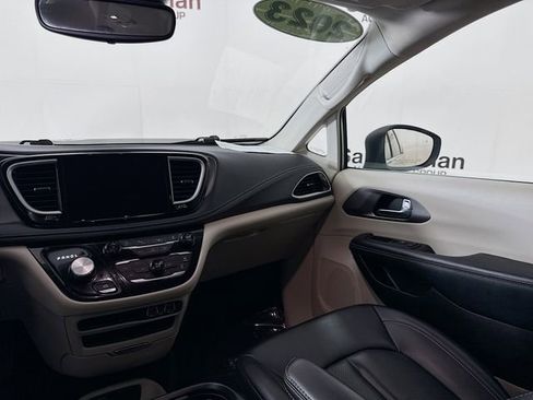 Used 2023 Chrysler Pacifica Touring-L AWD/4WD image 21
