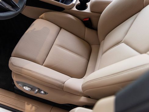 Certified 2025 Porsche Macan Base image 22