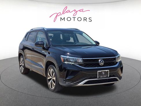 Used 2022 Volkswagen Taos SE w/ Panoramic Sunroof Package FWD image 3