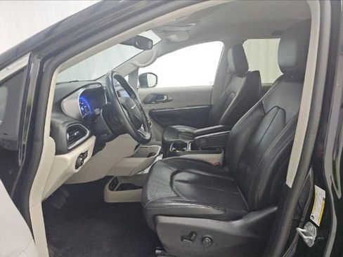 Used 2020 Chrysler Pacifica Touring-L FWD image 6