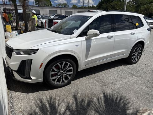 Used 2023 Cadillac XT6 Sport w/ Technology Package AWD/4WD image 2