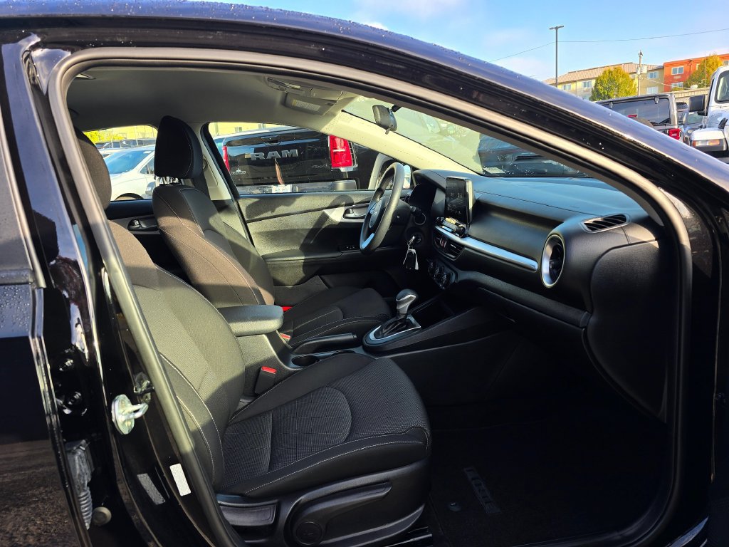 Used 2022 Kia Forte LXS FWD image 11
