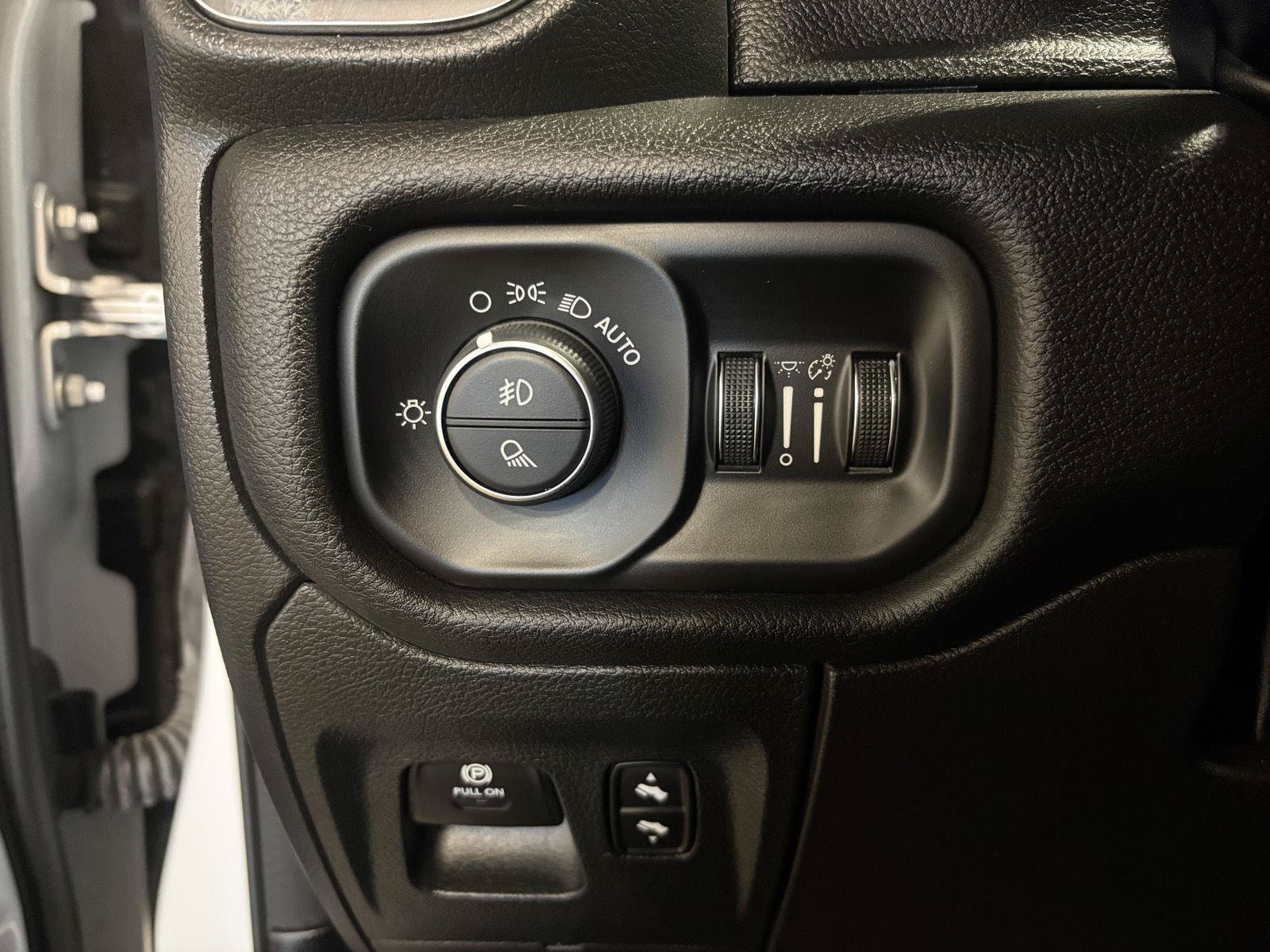 Used 2024 RAM 1500 Laramie AWD/4WD image 30