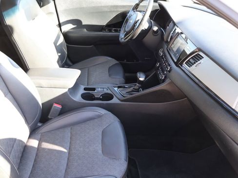 Used 2019 Kia Niro S Touring image 11