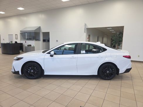 New 2026 Toyota Camry SE image 2