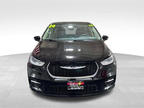 Used 2024 Chrysler Pacifica Touring-L FWD image 2