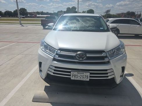 Used 2019 Toyota Highlander Plus FWD image 3