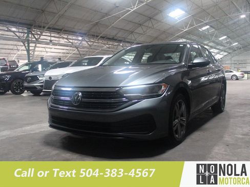 Used 2024 Volkswagen Jetta SE FWD image 2