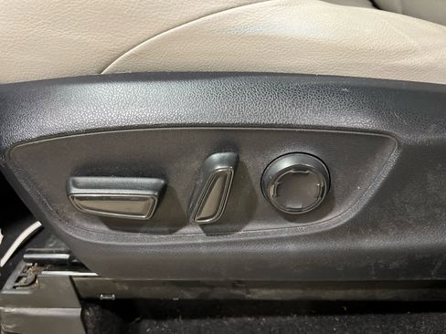 Used 2024 Toyota Tacoma Limited w/ Limited Package (LT) image 9