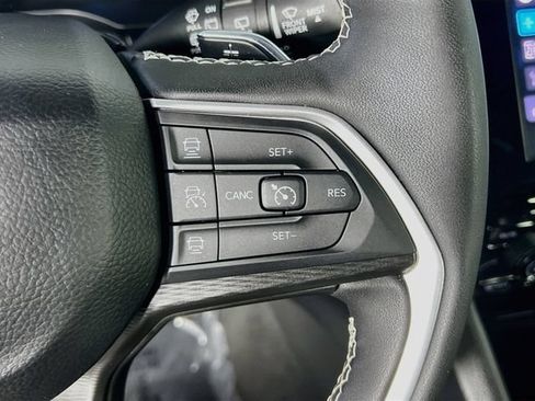 Used 2025 Jeep Grand Cherokee Altitude AWD/4WD image 18