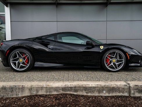 Used 2021 Ferrari F8 Tributo image 3