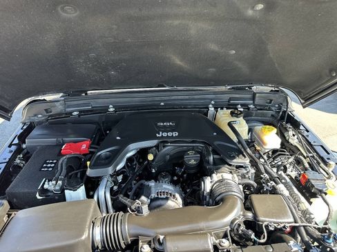 Used 2019 Jeep Wrangler Unlimited Sahara AWD/4WD image 21