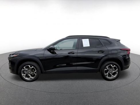 Used 2025 Chevrolet Trax LT w/ LT Convenience Package image 9