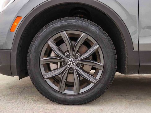 Used 2022 Volkswagen Tiguan SE FWD image 11