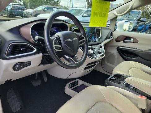 Used 2018 Chrysler Pacifica Touring-L image 11