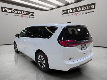 Used 2024 Chrysler Pacifica Select
