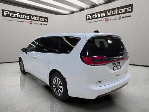 Used 2024 Chrysler Pacifica Limited FWD image 3