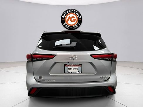 Used 2022 Toyota Highlander XLE FWD image 6