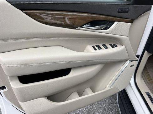 Used 2020 Cadillac Escalade Luxury AWD/4WD image 11