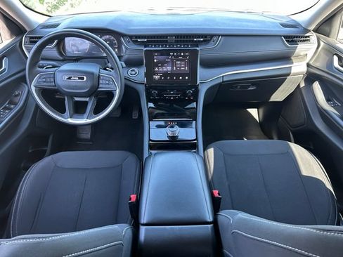 Used 2023 Jeep Grand Cherokee Laredo AWD/4WD image 29