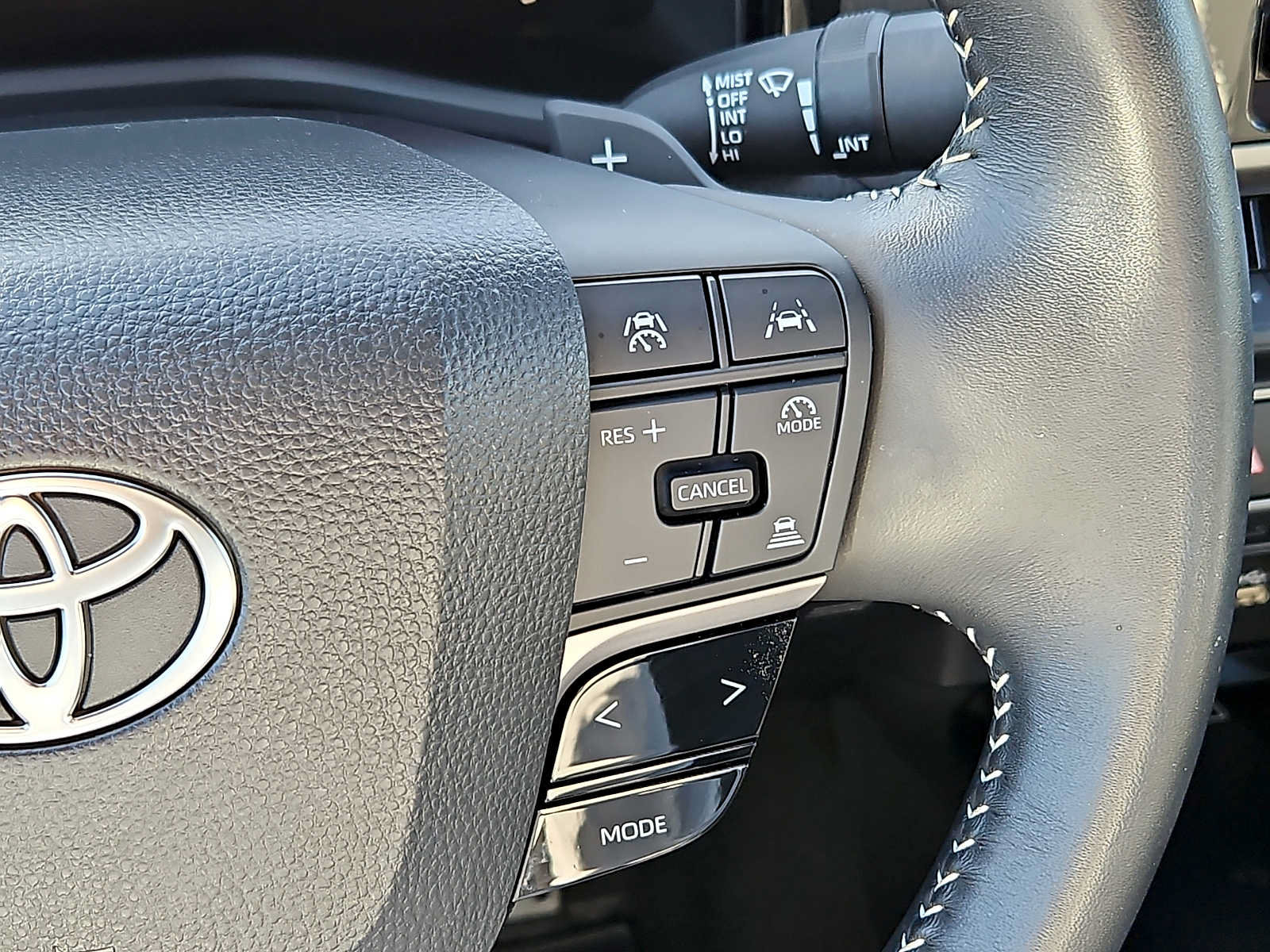 Used 2025 Toyota Camry SE w/ Convenience Package FWD image 21