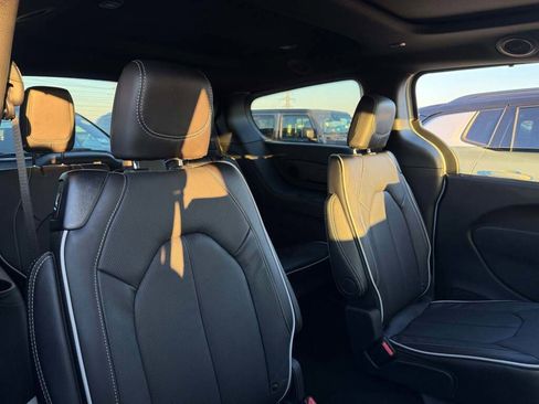 New 2026 Chrysler Pacifica Limited image 24