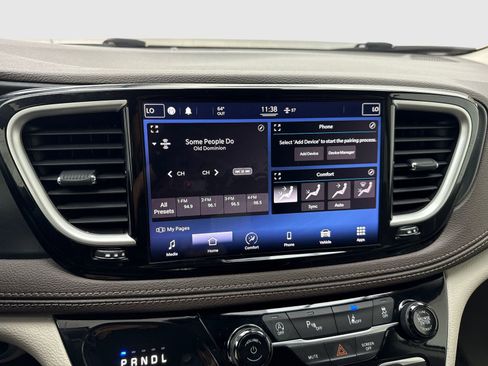 Used 2021 Chrysler Pacifica Touring FWD image 29