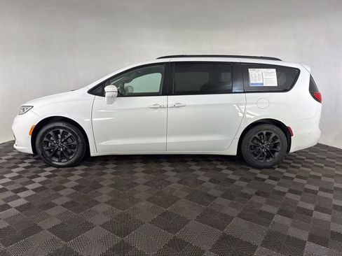 Used 2021 Chrysler Pacifica Touring-L w/ Premium & Safety Sphere Group image 5